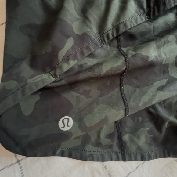 LULULEMON Speed Up Shorts Size 4 Green Camouflage - Picture 5 of 6